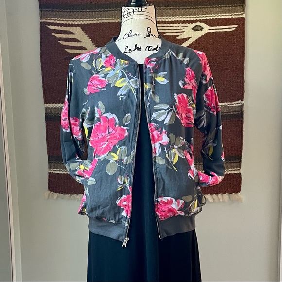 aerie Jackets & Blazers - 🌺💣Aerie NWOT Floral Bomber Jacket